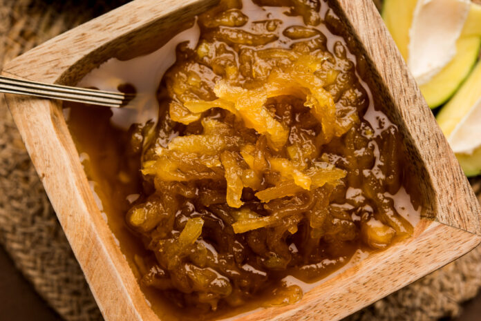 Ambrosia caseira em tigela de madeira, sobremesa tradicional gaúcha.